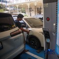 Warga mengisi daya mobil listrik pada SPKLU PLN di kawasan Gambir, Jakarta, Jumat (9/10/2026), di tengah meningkatnya penggunaan kendaraan listrik di Indonesia.  (CNBC Indonesia/Faisal Rahman)