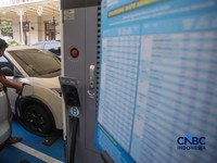 Warga mengisi daya mobil listrik pada SPKLU PLN di kawasan Gambir, Jakarta, Jumat (9/10/2026), di tengah meningkatnya penggunaan kendaraan listrik di Indonesia.  (CNBC Indonesia/Faisal Rahman)