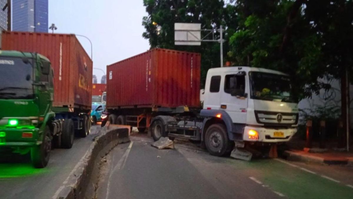 Ilustrasi berita Nasional: Truk Kontainer Tabrak Separator di Jakbar, Lalin Arah Tomang Padat