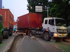 Truk Tabrak Separator di Tomang Jakbar Sudah Dievakuasi, Lalin Masih Macet