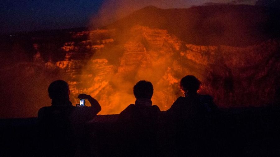 Wisatawan memotret danau lava di dalam kawah Gunung Berapi Masaya di Masaya, sekitar 30 km dari Managua. (AFP/INTI OCON)