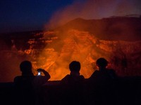 Wisatawan memotret danau lava di dalam kawah Gunung Berapi Masaya di Masaya, sekitar 30 km dari Managua. (AFP/INTI OCON)