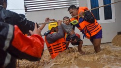 Video: Momen Tim SAR Evakuasi Puluhan Warga Terjebak Banjir di Padang