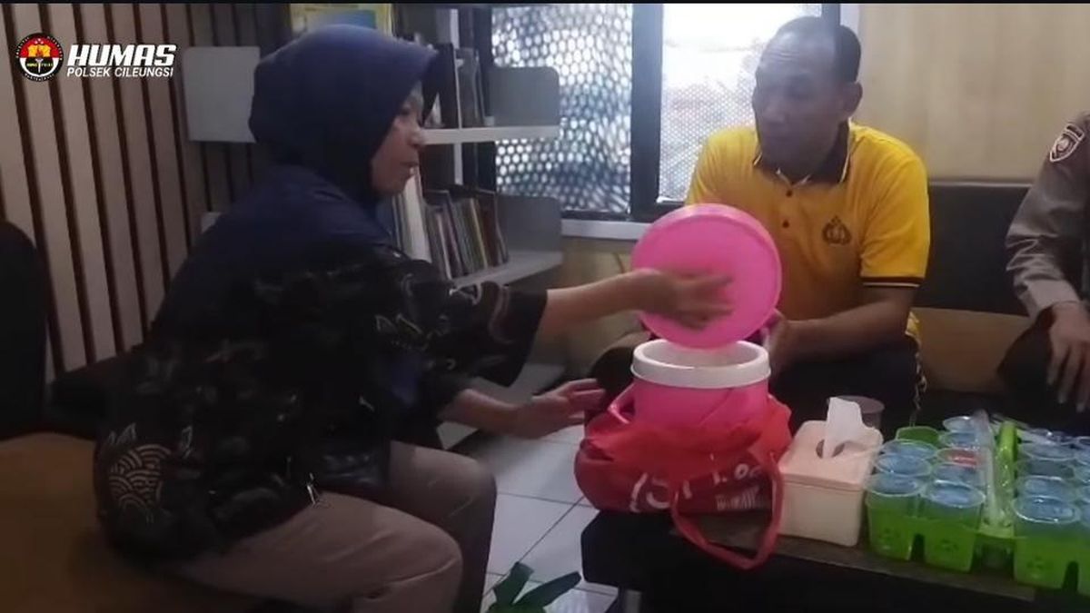 Ilustrasi berita Nasional: Kasusnya Ditangani, Nenek Korban Penipuan Bawakan Oblang ke Polsek Cileungsi