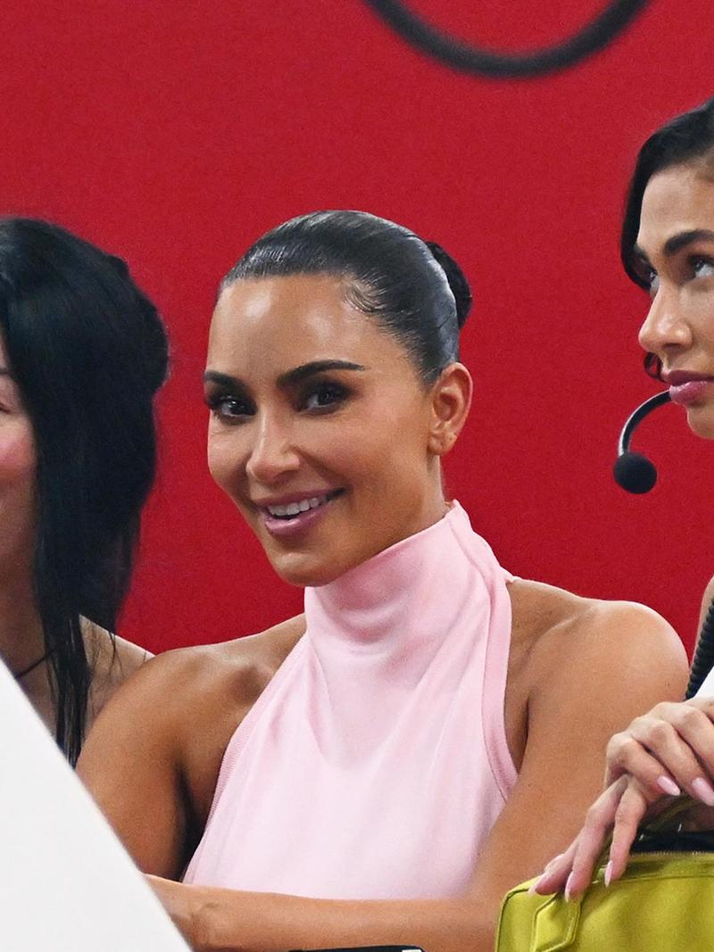 Foto: Gaya Kim Kardashian Tiba di F1 Singapura, Dukung Lewis Hamilton