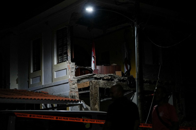 Warga berdiri di dekat mobil-mobil yang rusak akibat tertimpa reruntuhan setelah gempa bumi melanda dekat pesisir selatan Panama, di Penonome, Panama, pada 9 Oktober 2026. (REUTERS/Enea Lebrun)