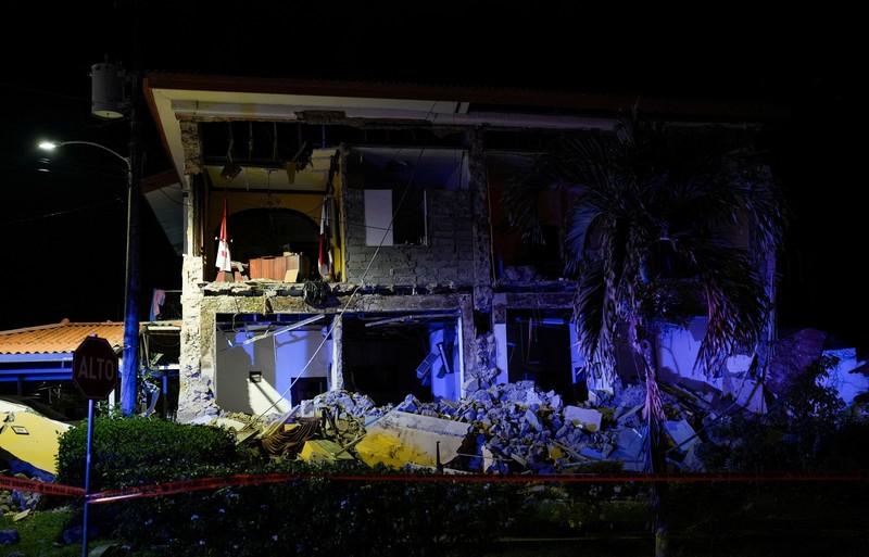 Warga berdiri di dekat mobil-mobil yang rusak akibat tertimpa reruntuhan setelah gempa bumi melanda dekat pesisir selatan Panama, di Penonome, Panama, pada 9 Oktober 2026. (REUTERS/Enea Lebrun)