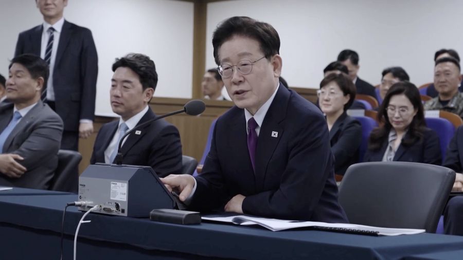 Kantor kepresidenan Korea Selatan pada Jumat (9/10/2026) merilis foto-foto uji coba peluncuran pertama rudal hipersonik yang dikembangkan secara mandiri oleh negara tersebut. Uji coba itu dipantau langsung oleh Presiden Lee Jae Myung.