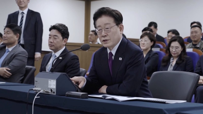 Kantor kepresidenan Korea Selatan pada Jumat (9/10/2026) merilis foto-foto uji coba peluncuran pertama rudal hipersonik yang dikembangkan secara mandiri oleh negara tersebut. Uji coba itu dipantau langsung oleh Presiden Lee Jae Myung.