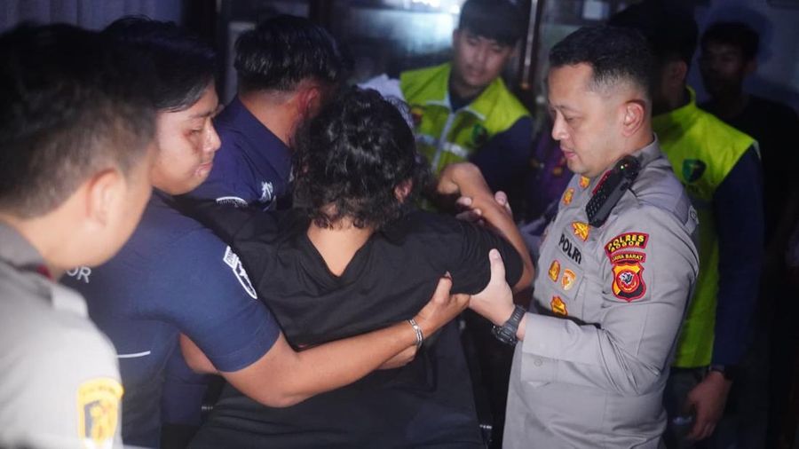 Kapolres Bogor, AKBP Wikha Ardilestanto mengevakuasi Piki Mutakim, ABK kapal yang disandera perompak Somalia. (Dok. Istimewa via Detikcom)