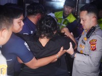 Kapolres Bogor, AKBP Wikha Ardilestanto mengevakuasi Piki Mutakim, ABK kapal yang disandera perompak Somalia. (Dok. Istimewa via Detikcom)