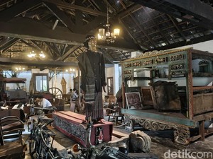 Melihat Koleksi Artefak di Rumah Budaya Tangga Medan