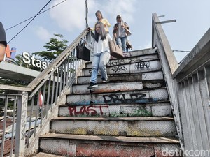 Bertaruh Nyawa di JPO Stasiun Bandung yang Kian Keropos