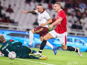Duel Legenda, Arsenal Kalahkan Manchester United 3-2
