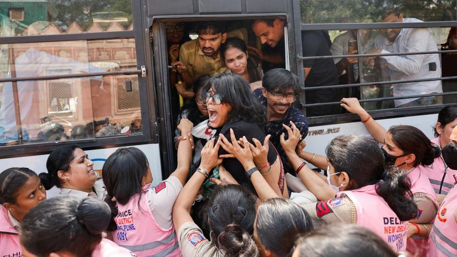 Para pengunjuk rasa diamankan oleh petugas keamanan dalam aksi protes yang digelar oleh Cockroach Janta Party (CJP)—yang menuntut pengunduran diri Kepala Komisioner Pemilihan Umum India, Gyanesh Kumar—di dekat lokasi unjuk rasa di New Delhi, India, pada 10 Oktober 2026.