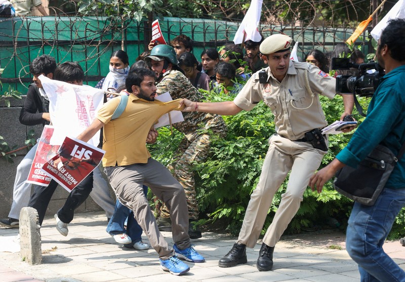 Para pengunjuk rasa diamankan oleh petugas keamanan dalam aksi protes yang digelar oleh Cockroach Janta Party (CJP)&mdash;yang menuntut pengunduran diri Kepala Komisioner Pemilihan Umum India, Gyanesh Kumar&mdash;di dekat lokasi unjuk rasa di New Delhi, India, pada 10 Oktober 2026. (REUTERS/Bhawika Chhabra)