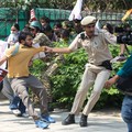 Para pengunjuk rasa diamankan oleh petugas keamanan dalam aksi protes yang digelar oleh Cockroach Janta Party (CJP)yang menuntut pengunduran diri Kepala Komisioner Pemilihan Umum India, Gyanesh Kumardi dekat lokasi unjuk rasa di New Delhi, India, pad