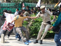 Para pengunjuk rasa diamankan oleh petugas keamanan dalam aksi protes yang digelar oleh Cockroach Janta Party (CJP)yang menuntut pengunduran diri Kepala Komisioner Pemilihan Umum India, Gyanesh Kumardi dekat lokasi unjuk rasa di New Delhi, India, pad