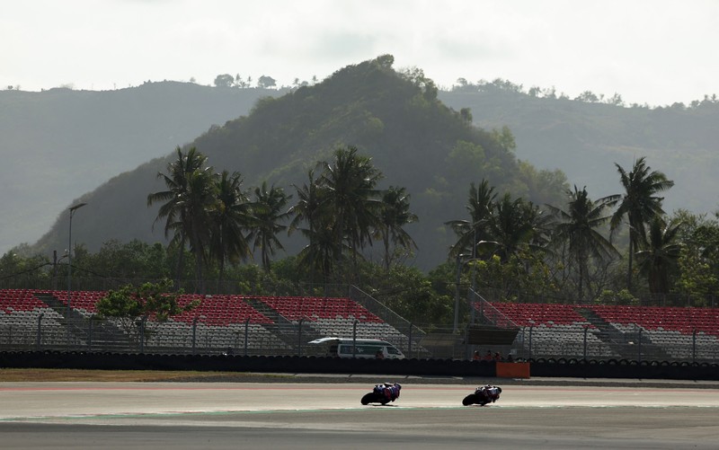 Pembalap Trackhouse MotoGP Team Raul Fernandez, pembalap Aprilia Racing Marco Bezzecchi, dan pembalap Pertamina Enduro VR46 Racing Team Fabio Di Giannantonio berpose bersama setelah sesi kualifikasi MotoGP Grand Prix Indonesia 2026, di Sirkuit Internasional Mandalika, Mandalika, Indonesia, (10/10/2026). (REUTERS/Willy Kurniawan)