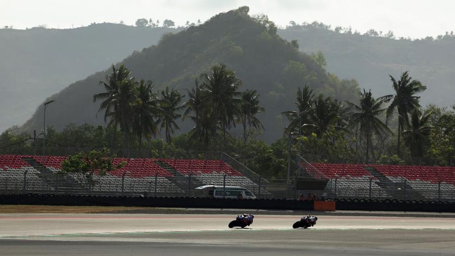 Pemandangan umum para pembalap saat menjalani sesi latihan MotoGP Grand Prix Indonesia 2026, di Sirkuit Internasional Mandalika, Lombok, Indonesia, (9/10/2026).