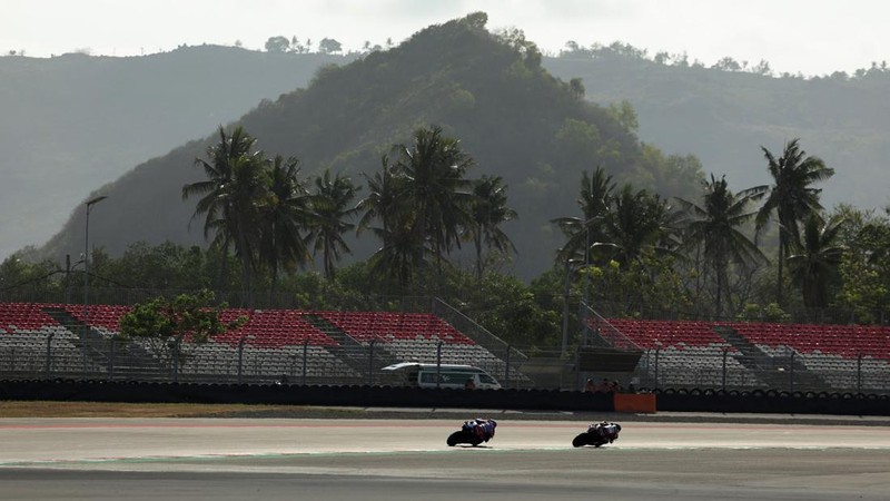 Pemandangan umum para pembalap saat menjalani sesi latihan MotoGP Grand Prix Indonesia 2026, di Sirkuit Internasional Mandalika, Lombok, Indonesia, (9/10/2026).