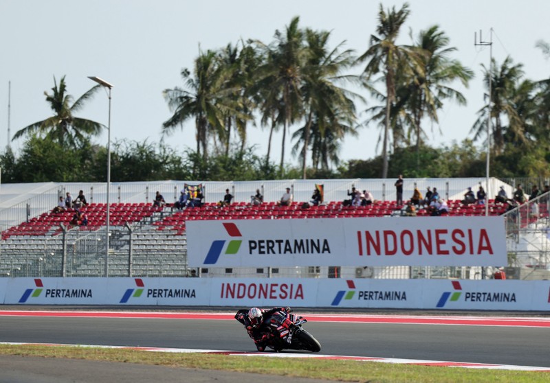 Pembalap Trackhouse MotoGP Team Raul Fernandez, pembalap Aprilia Racing Marco Bezzecchi, dan pembalap Pertamina Enduro VR46 Racing Team Fabio Di Giannantonio berpose bersama setelah sesi kualifikasi MotoGP Grand Prix Indonesia 2026, di Sirkuit Internasional Mandalika, Mandalika, Indonesia, (10/10/2026). (REUTERS/Willy Kurniawan)
