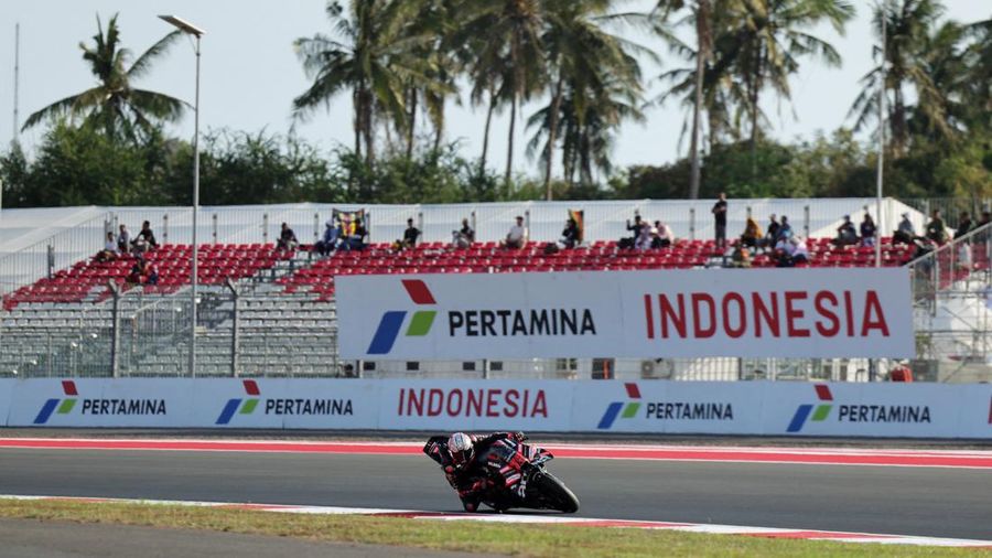 Pembalap Aprilia Racing Marco Bezzecchi beraksi saat sesi latihan MotoGP Grand Prix Indonesia 2026, di Sirkuit Internasional Mandalika, Lombok, Indonesia, (9/10/2026).