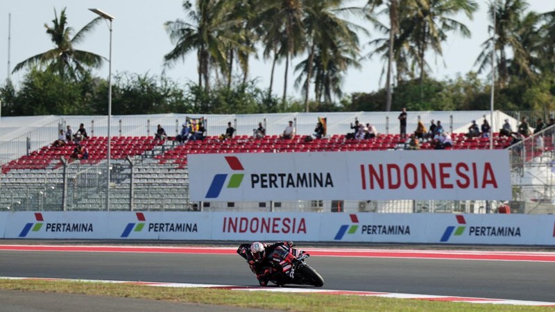 Pembalap Aprilia Racing Marco Bezzecchi beraksi saat sesi latihan MotoGP Grand Prix Indonesia 2026, di Sirkuit Internasional Mandalika, Lombok, Indonesia, (9/10/2026).