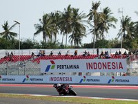 Pembalap Aprilia Racing Marco Bezzecchi beraksi saat sesi latihan MotoGP Grand Prix Indonesia 2026, di Sirkuit Internasional Mandalika, Lombok, Indonesia, (9/10/2026). (REUTERS/Willy Kurniawan)