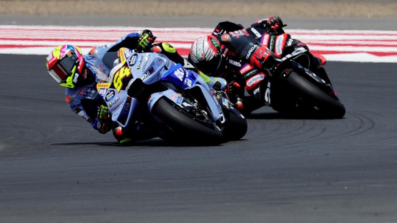 Pembalap BK8 Gresini Racing MotoGP Fermin Aldeguer dan pembalap Aprilia Racing Marco Bezzecchi beraksi saat sesi kualifikasi MotoGP Grand Prix Indonesia 2026, di Sirkuit Internasional Mandalika, Mandalika, Indonesia, (10/10/2026).