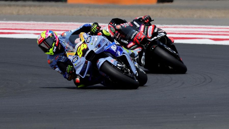 Pembalap BK8 Gresini Racing MotoGP Fermin Aldeguer dan pembalap Aprilia Racing Marco Bezzecchi beraksi saat sesi latihan bebas MotoGP Grand Prix Indonesia 2026, di Sirkuit Internasional Mandalika, Mandalika, Indonesia, (10/10/2026).