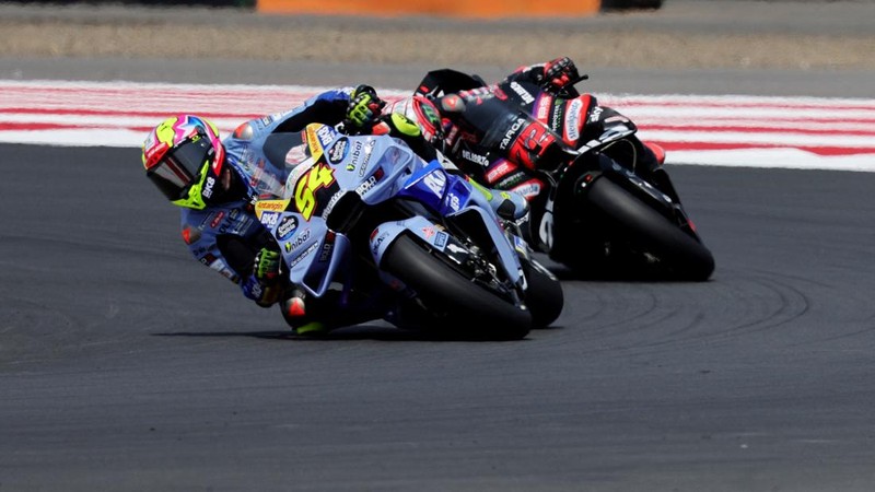 Pembalap BK8 Gresini Racing MotoGP Fermin Aldeguer dan pembalap Aprilia Racing Marco Bezzecchi beraksi saat sesi latihan bebas MotoGP Grand Prix Indonesia 2026, di Sirkuit Internasional Mandalika, Mandalika, Indonesia, (10/10/2026).