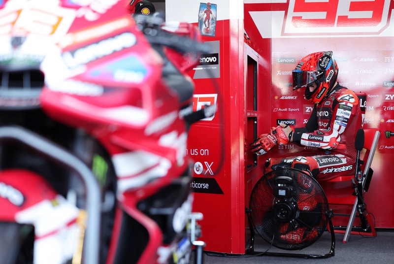 Pembalap Trackhouse MotoGP Team Raul Fernandez, pembalap Aprilia Racing Marco Bezzecchi, dan pembalap Pertamina Enduro VR46 Racing Team Fabio Di Giannantonio berpose bersama setelah sesi kualifikasi MotoGP Grand Prix Indonesia 2026, di Sirkuit Internasional Mandalika, Mandalika, Indonesia, (10/10/2026). (REUTERS/Willy Kurniawan)