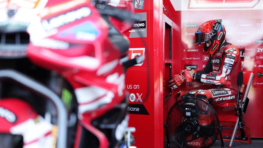 Pembalap Ducati Lenovo Team Marc Marquez bersiap menghadapi MotoGP Grand Prix Indonesia 2026, di Sirkuit Internasional Mandalika, Lombok, Indonesia, (9/10/2026).