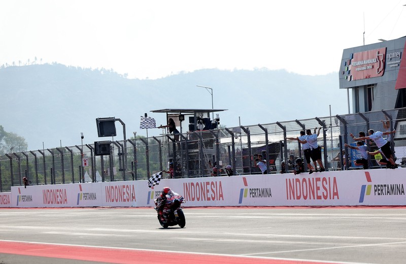 Pembalap Ducati Lenovo Team Marc Marquez merayakan kemenangan setelah memenangi sprint race MotoGP Grand Prix Indonesia 2026, di Sirkuit Internasional Mandalika, Mandalika, Indonesia, (10/10/2026). (REUTERS/Willy Kurniawan)