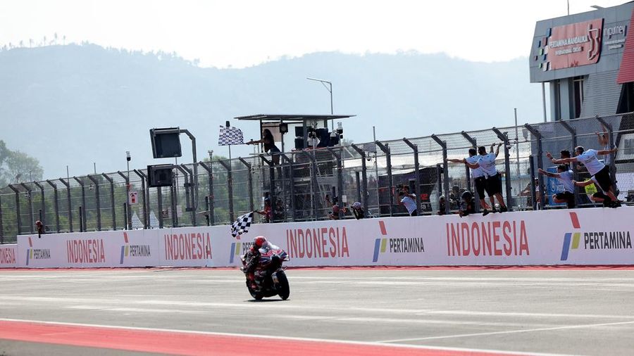 Pembalap Ducati Lenovo Team Marc Marquez melintasi garis finis untuk memenangi sprint race MotoGP Grand Prix Indonesia 2026, di Sirkuit Internasional Mandalika, Mandalika, Indonesia, (10/10/2026).