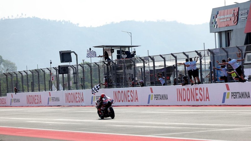 Pembalap Ducati Lenovo Team Marc Marquez melintasi garis finis untuk memenangi sprint race MotoGP Grand Prix Indonesia 2026, di Sirkuit Internasional Mandalika, Mandalika, Indonesia, (10/10/2026).