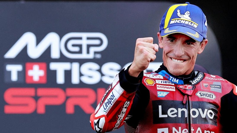 Pembalap Ducati Lenovo Team Marc Marquez merayakan kemenangan setelah memenangi sprint race MotoGP Grand Prix Indonesia 2026, di Sirkuit Internasional Mandalika, Mandalika, Indonesia, (10/10/2026). (REUTERS/Willy Kurniawan)