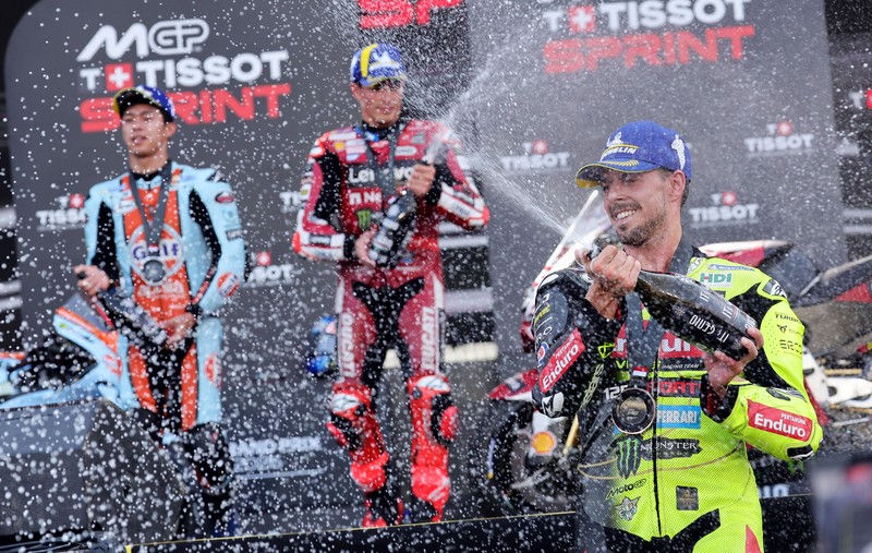 Pembalap Ducati Lenovo Team Marc Marquez merayakan kemenangan setelah memenangi sprint race MotoGP Grand Prix Indonesia 2026, di Sirkuit Internasional Mandalika, Mandalika, Indonesia, (10/10/2026). (REUTERS/Willy Kurniawan)