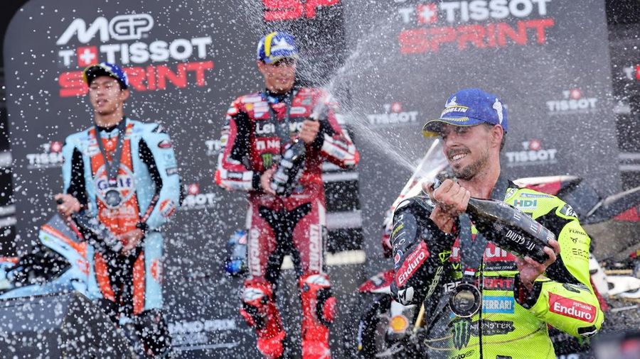 Pembalap Pertamina Enduro VR46 Racing Team Fabio Di Giannantonio merayakan keberhasilannya naik podium setelah finis di posisi ketiga pada sprint race MotoGP Grand Prix Indonesia 2026, di Sirkuit Internasional Mandalika, Mandalika, Indonesia, (10/10/2026).