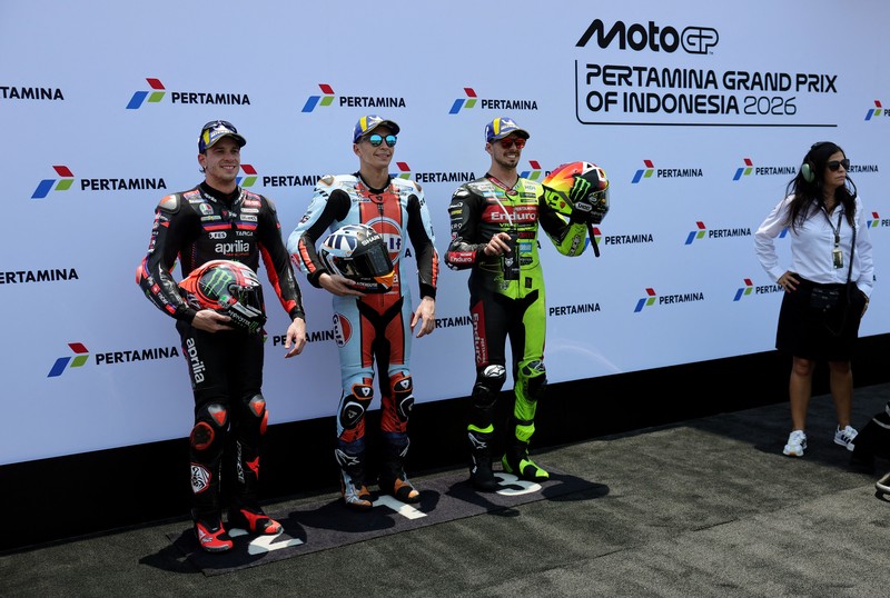Pembalap Trackhouse MotoGP Team Raul Fernandez, pembalap Aprilia Racing Marco Bezzecchi, dan pembalap Pertamina Enduro VR46 Racing Team Fabio Di Giannantonio berpose bersama setelah sesi kualifikasi MotoGP Grand Prix Indonesia 2026, di Sirkuit Internasional Mandalika, Mandalika, Indonesia, (10/10/2026). (REUTERS/Willy Kurniawan)
