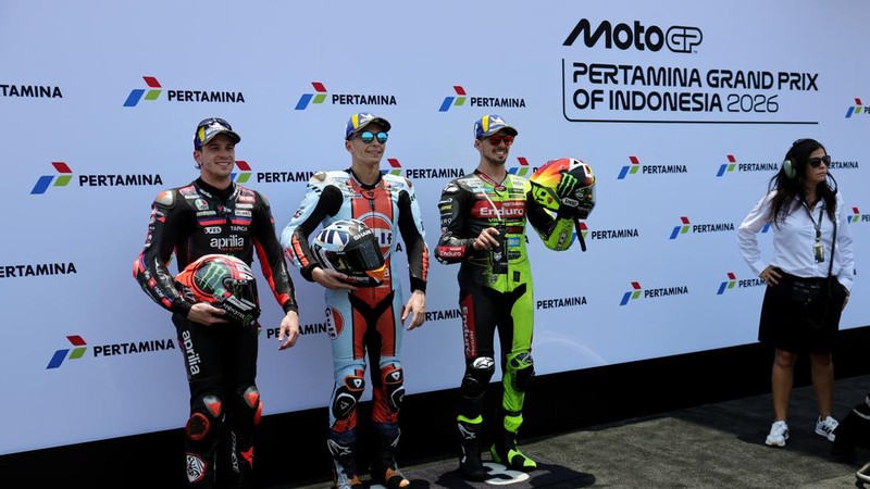 Pembalap Trackhouse MotoGP Team Raul Fernandez, pembalap Aprilia Racing Marco Bezzecchi, dan pembalap Pertamina Enduro VR46 Racing Team Fabio Di Giannantonio berpose bersama setelah sesi kualifikasi MotoGP Grand Prix Indonesia 2026, di Sirkuit Intern