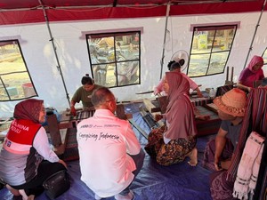 Pertamina Beri Bantuan 45 Alat Tenun & Pelatihan ke Perajin Desa Adat Sade