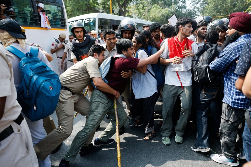 Para pengunjuk rasa diamankan oleh petugas keamanan dalam aksi protes yang digelar oleh Cockroach Janta Party (CJP)&mdash;yang menuntut pengunduran diri Kepala Komisioner Pemilihan Umum India, Gyanesh Kumar&mdash;di dekat lokasi unjuk rasa di New Delhi, India, pada 10 Oktober 2026. (REUTERS/Bhawika Chhabra)