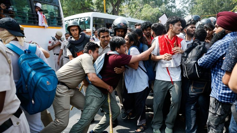 Petugas keamanan menahan para pengunjuk rasa dalam aksi protes yang digelar oleh Cockroach Janta Party (CJP)—yang menuntut pengunduran diri Kepala Komisioner Pemilihan Umum India, Gyanesh Kumar—di dekat lokasi unjuk rasa di New Delhi, India, pada 10 Oktober 2026.