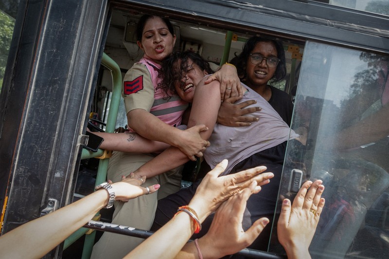 Para pengunjuk rasa diamankan oleh petugas keamanan dalam aksi protes yang digelar oleh Cockroach Janta Party (CJP)&mdash;yang menuntut pengunduran diri Kepala Komisioner Pemilihan Umum India, Gyanesh Kumar&mdash;di dekat lokasi unjuk rasa di New Delhi, India, pada 10 Oktober 2026. (REUTERS/Bhawika Chhabra)