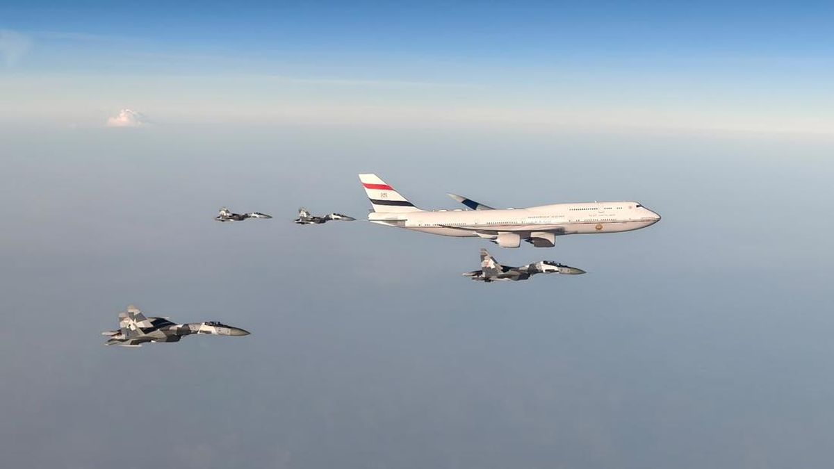 Pesawat Presiden Mesir Dikawal Sukhoi-Jet Tempur TNI AU saat Tiba di Jakarta — NadiKabar.com