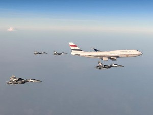 Pesawat Presiden Mesir Dikawal Sukhoi-Jet Tempur TNI AU saat Tiba di Jakarta