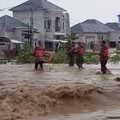 proses evakuasi warga terjebak banjir di Padang. (Dok. Detikcom/Jeka Kampai)