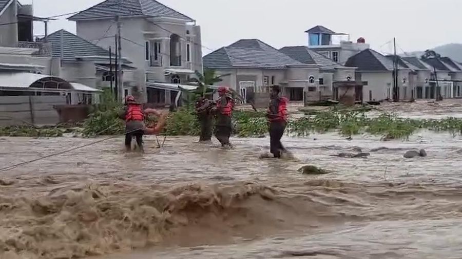 proses evakuasi warga terjebak banjir di Padang. (Dok. Detikcom/Jeka Kampai)